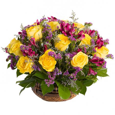 Букет цветов в плетеной корзине «В стране чудес»