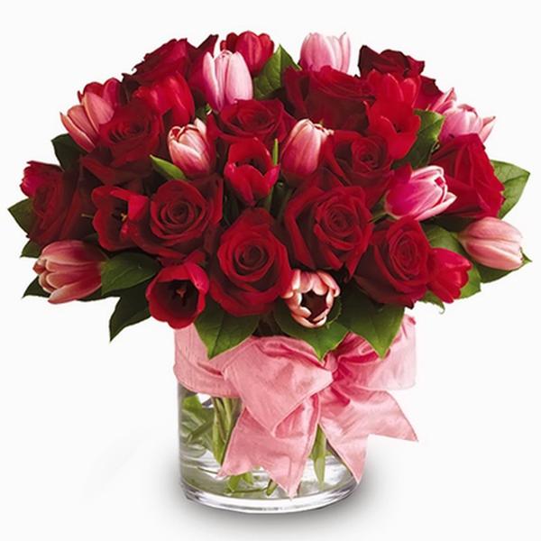 Букет в вазе из тюльпанов и роз «Без слов» купить в Москве недорого - По  цене 3460 руб. | Заказать с доставкой