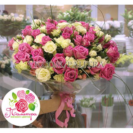 Букет 51 роза: розовая + кустовая белая