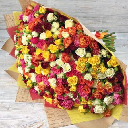 Букет из  101 кустовой розы "В ярких цветах"