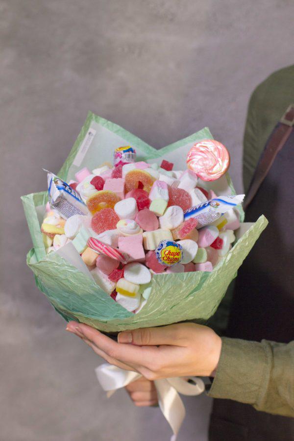 Сладкий букет из конфет зефира и мармелада купить в Москве недорого - Поцене 3490 руб.
