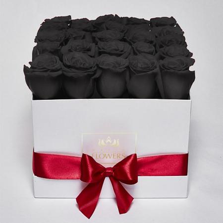 25 черных роз в белой коробке