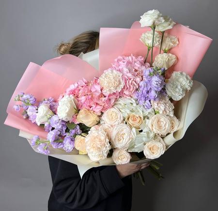 Нежно-розовый букет с сиреневыми цветами