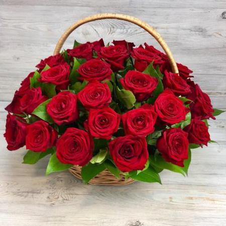 Корзина из 51 красной розы «Ред Наоми»