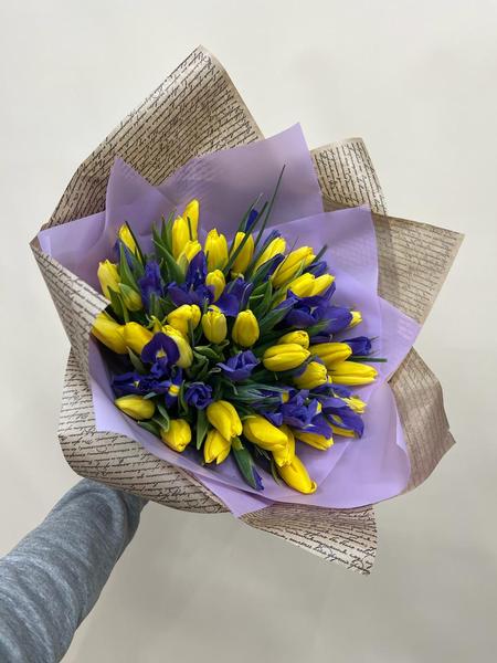 Букет из жёлтых тюльпанов и синих ирисов